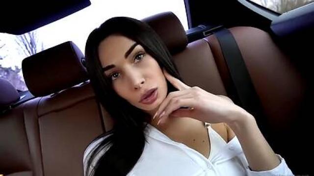 Дрочка в машине от красивой брюнетки с шикарным телом