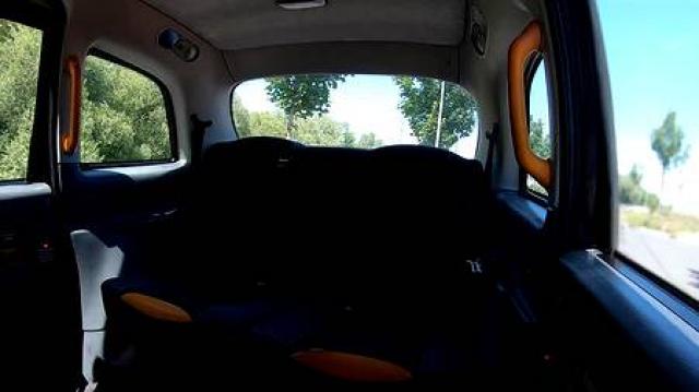 Татуированная милфа в такси отсосала искусственный член и настоящий