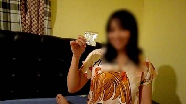 Милая азиатка 18 лет задрала ночнушку и села на член